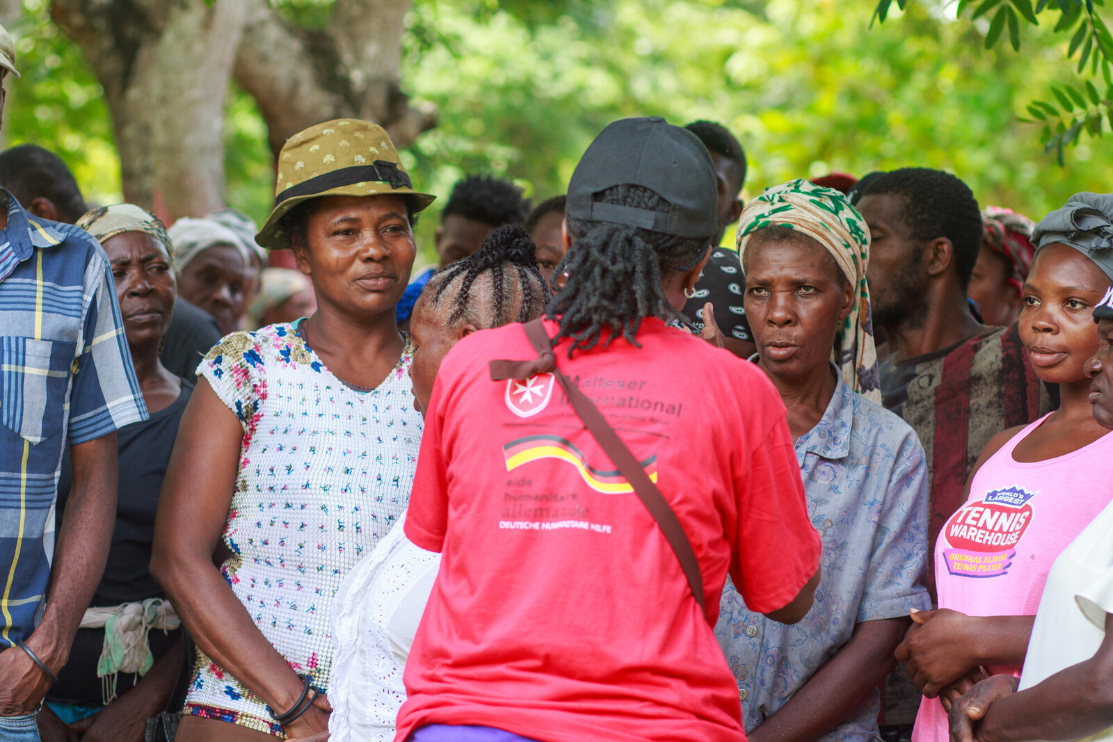 Mitarbeiterin von Malteser International spricht mit Frauen in Haiti