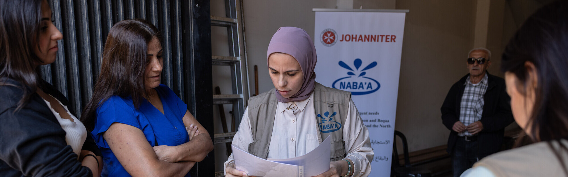 Eine Helferin der Organisation Nabaa organisiert im Libanon die Verteilung von Hilfsgütern für geflüchtete Menschen Eine Helferin der Organisation Nabaa organisiert im Libanon die Verteilung von Hilfsgütern für geflüchtete Menschen