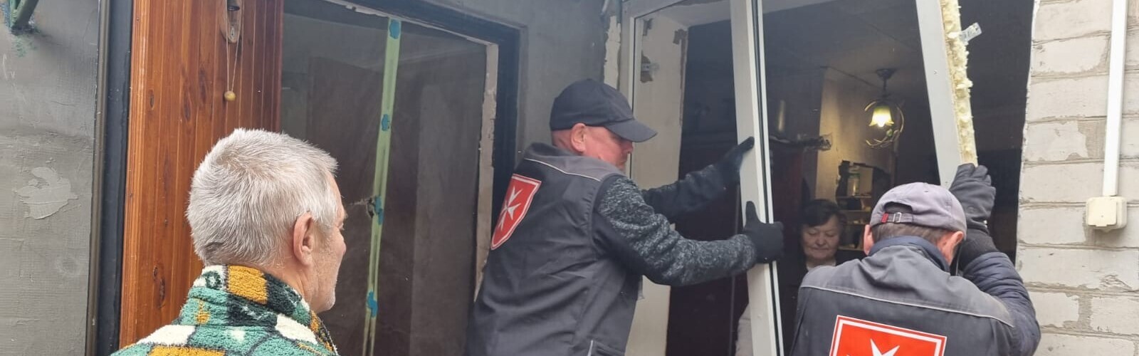 Helfer von den Maltesern machen ein Haus in der Ukraine winterfest Helfer von den Maltesern machen ein Haus in der Ukraine winterfest