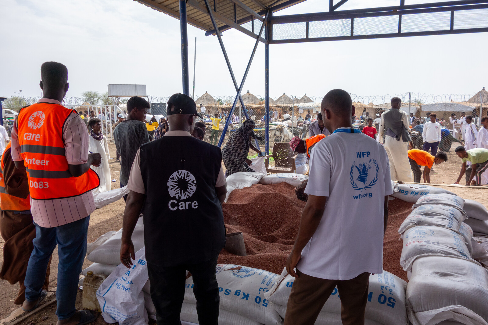 Helfer bei der Verteilung von Hilfsgütern an Menschen im Sudan