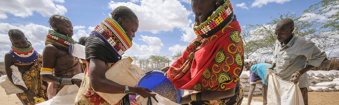 Menschen bei einer Verteilung von Hilfsgütern in Kenia Menschen bei einer Verteilung von Hilfsgütern in Kenia