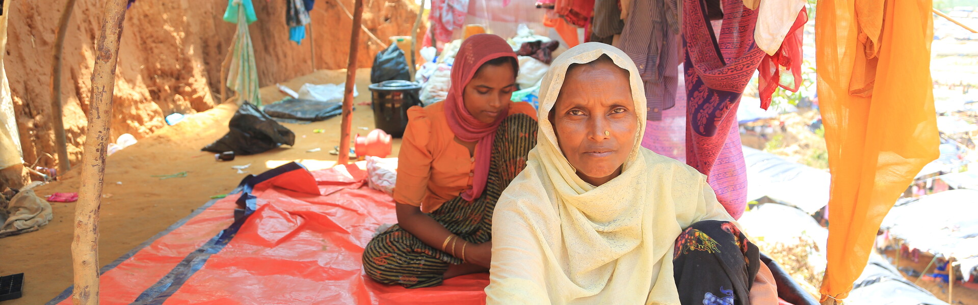 Zwei Rohingya-Frauen sitzen in einem Zelt in einem Flüchtlingscamp in Bangladesch Zwei Rohingya-Frauen sitzen in einem Zelt in einem Flüchtlingscamp in Bangladesch