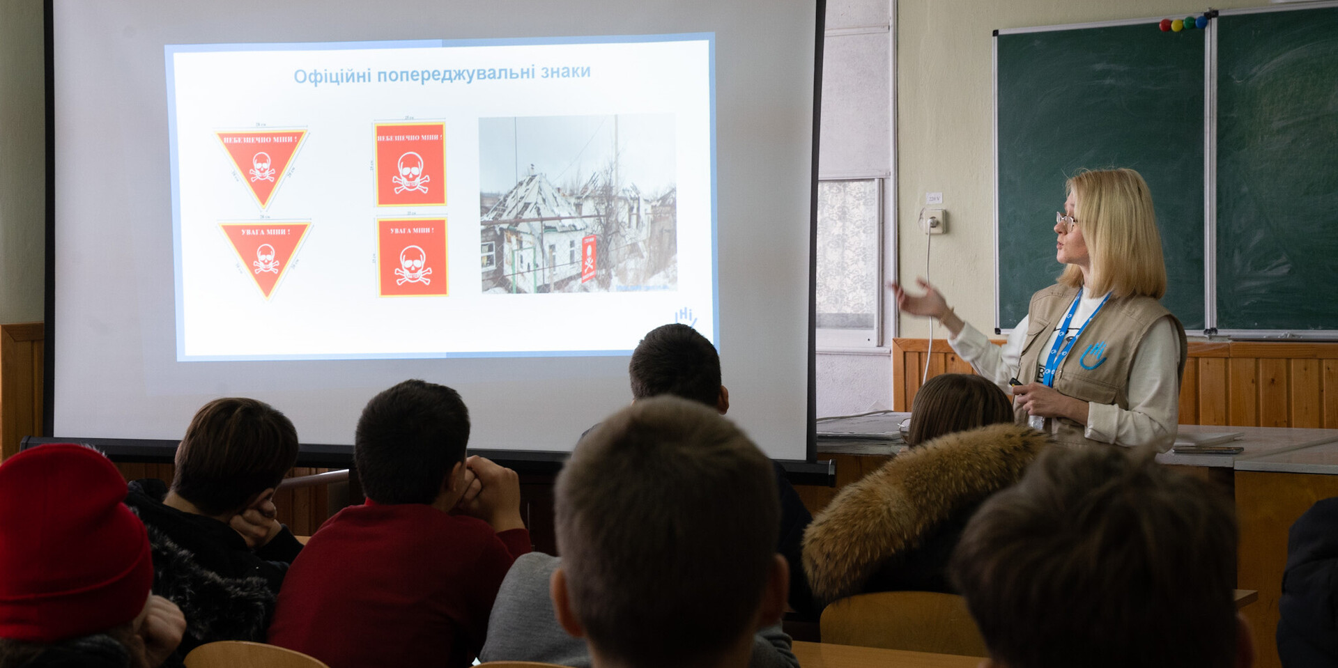 Helferin von Handicap International (HI) klärt in Ukraine über Gefahren von Streubomben auf Helferin von Handicap International (HI) klärt in Ukraine über Gefahren von Streubomben auf