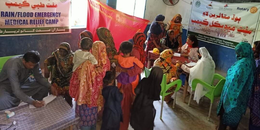 Menschenandrang in einer medizinischen Einrichtung in Sindh Menschenandrang in einer medizinischen Einrichtung in Sindh