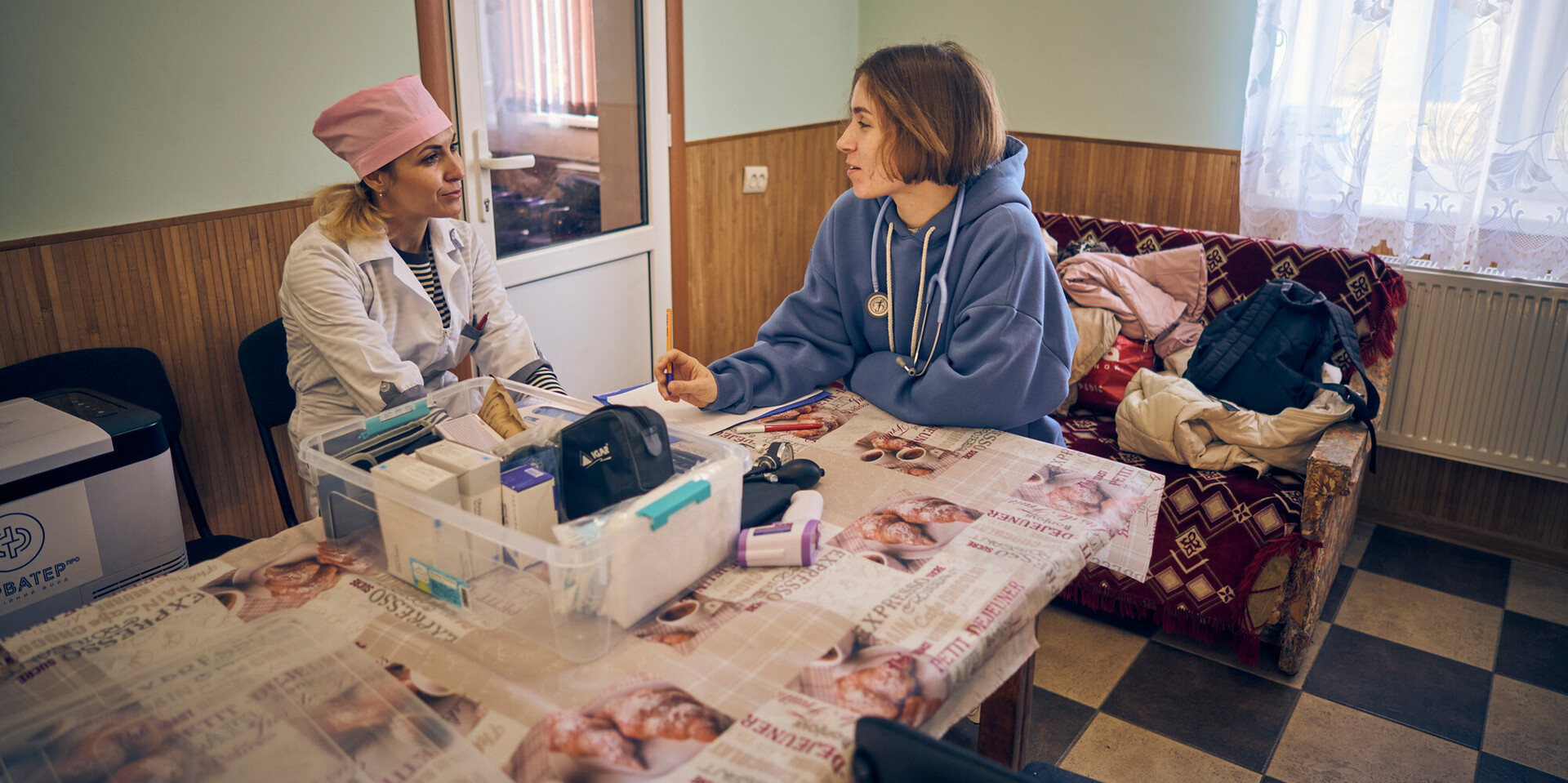 Die Ärztin Mariia spricht mit einer Kollegin aus dem mobilen Gesundheitsteam von action medeor Die Ärztin Mariia spricht mit einer Kollegin aus dem mobilen Gesundheitsteam von action medeor