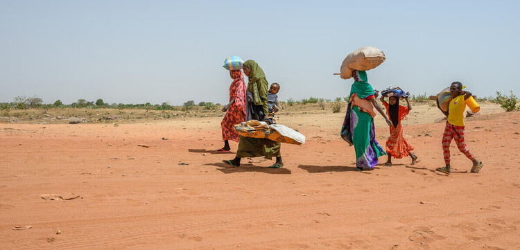 Menschen auf der Flucht aus dem Sudan in den Tschad