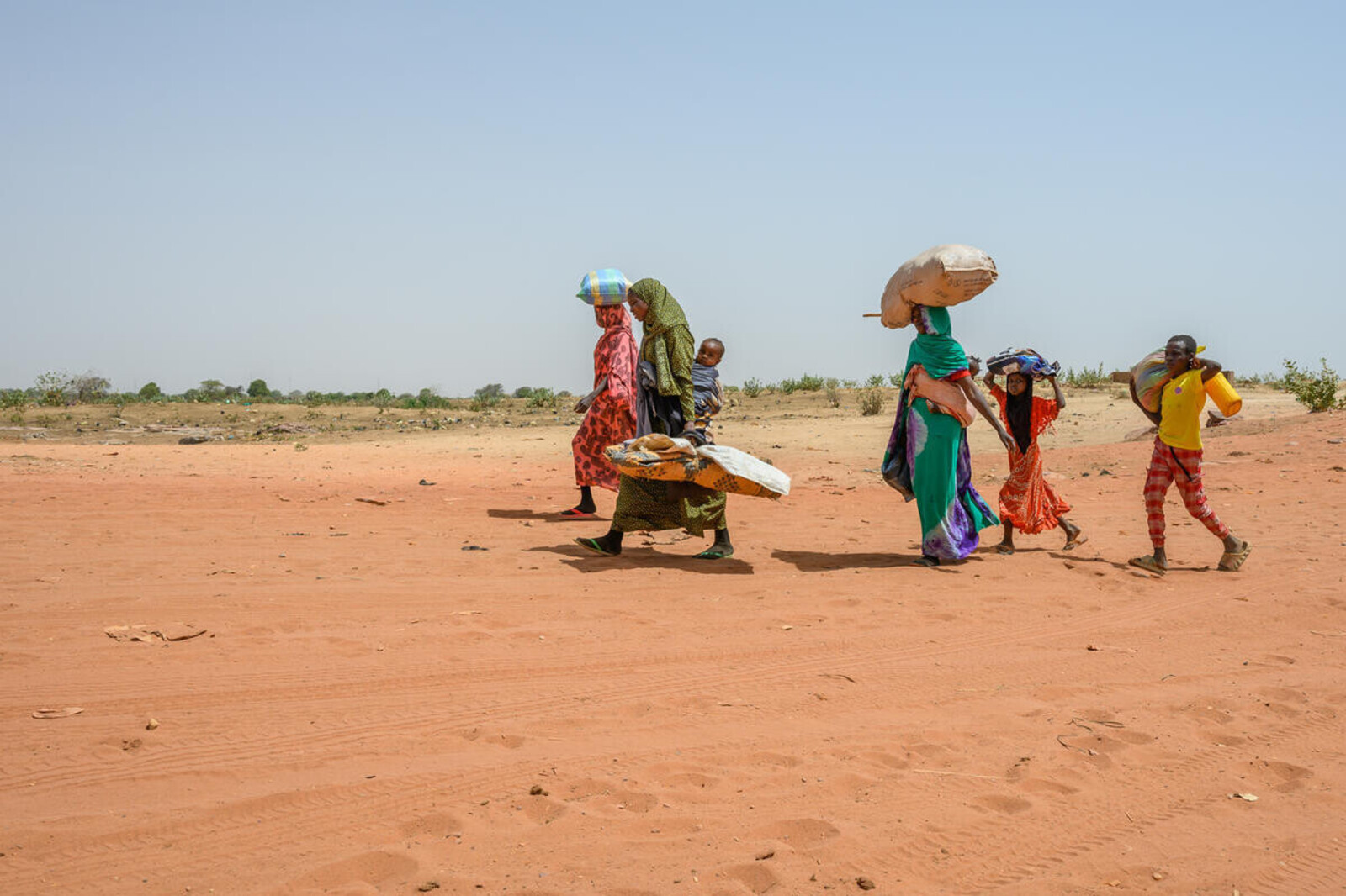 Menschen auf der Flucht aus dem Sudan in den Tschad