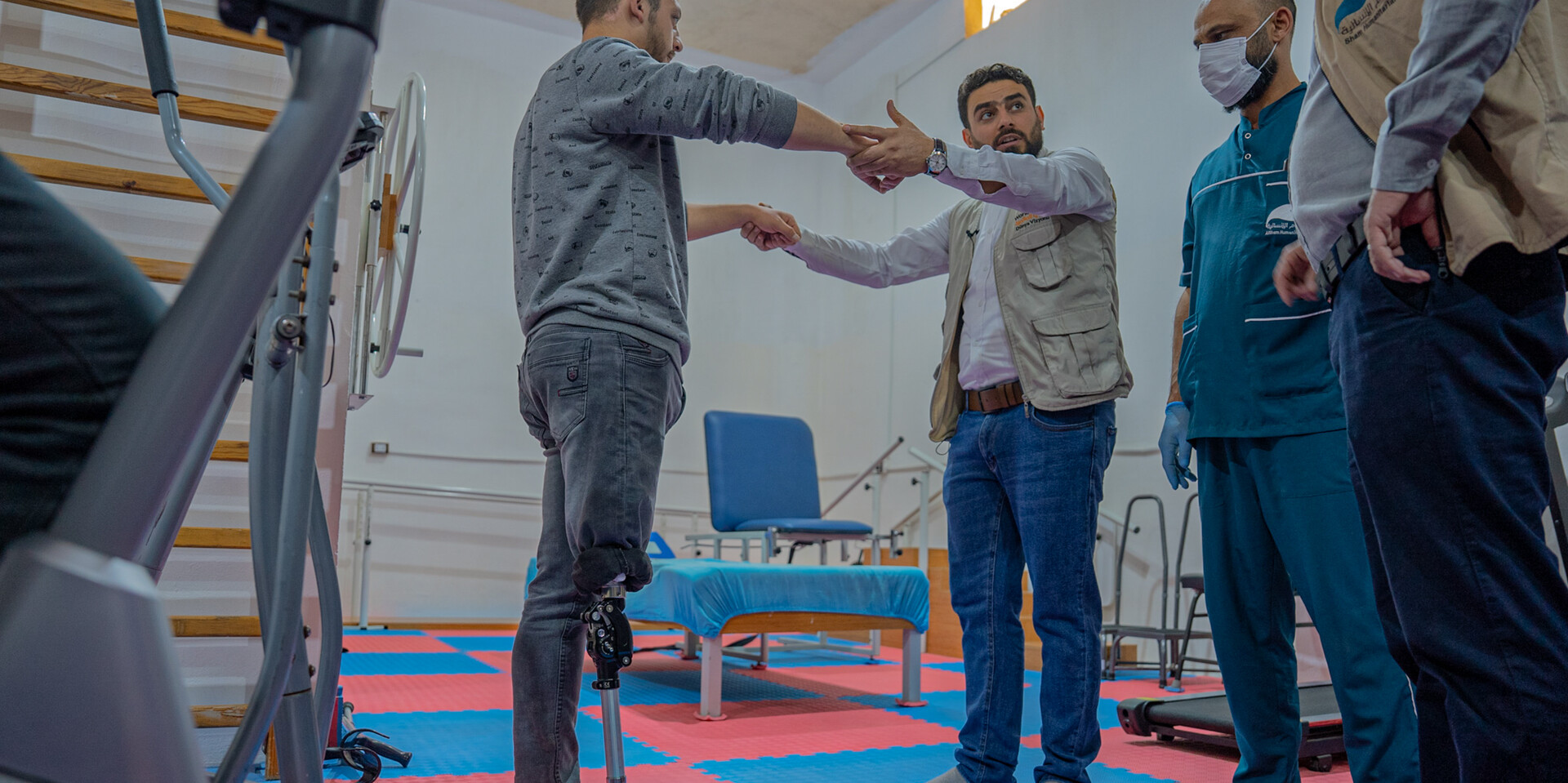 Ein Mann bei ersten Gehversuchen mit seiner neuen Prothese (Symbolbild) Ein Mann bei ersten Gehversuchen mit seiner neuen Prothese (Symbolbild)