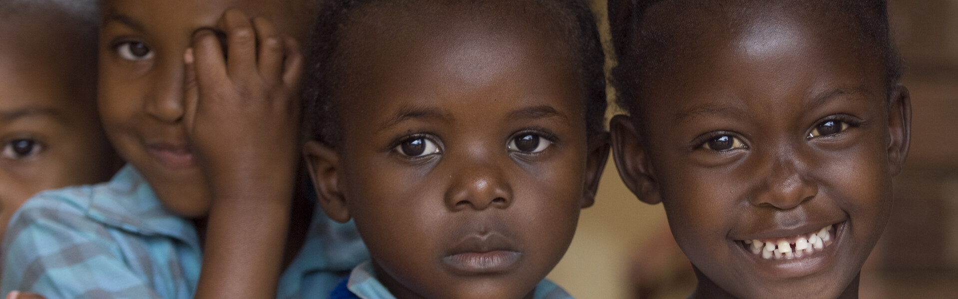 Kinder in Simbabwe, einem Nachbarland von Botswana Kinder in Simbabwe, einem Nachbarland von Botswana