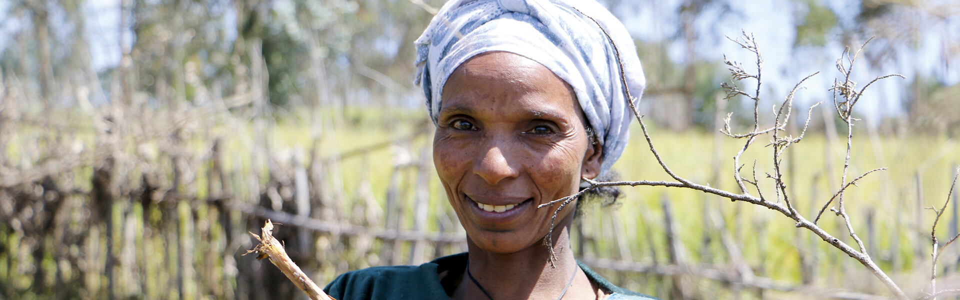 Eine Frau hält in Äthiopien eine Zwiebel hoch. Eine Frau hält in Äthiopien eine Zwiebel hoch.