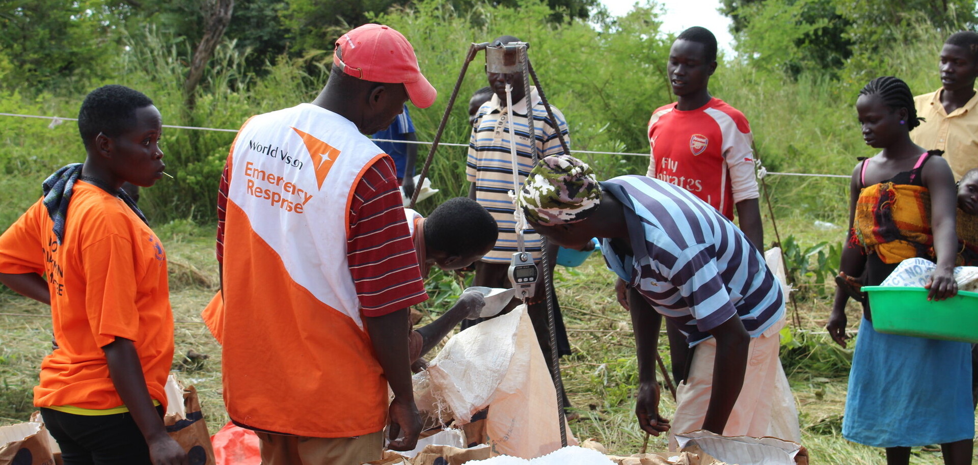 Unsere Bündnisorganisation World Vision versorgt ankommende Flüchtlinge in Uganda mit Lebensmitteln. Unsere Bündnisorganisation World Vision versorgt ankommende Flüchtlinge in Uganda mit Lebensmitteln.