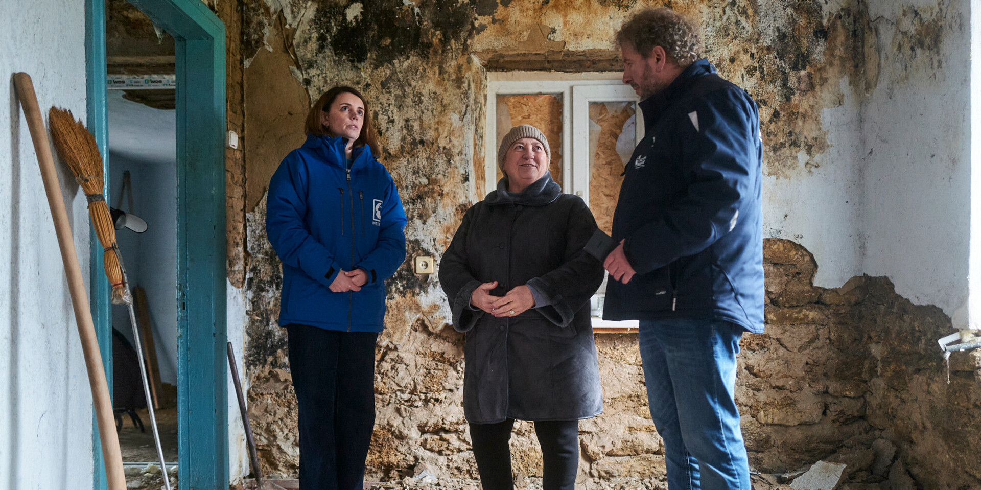 Eine ältere Frau steht mit Markus Bremers und einer Helferin von action medeor in ihrem zerstörten Haus in der Ukraine Eine ältere Frau steht mit Markus Bremers und einer Helferin von action medeor in ihrem zerstörten Haus in der Ukraine