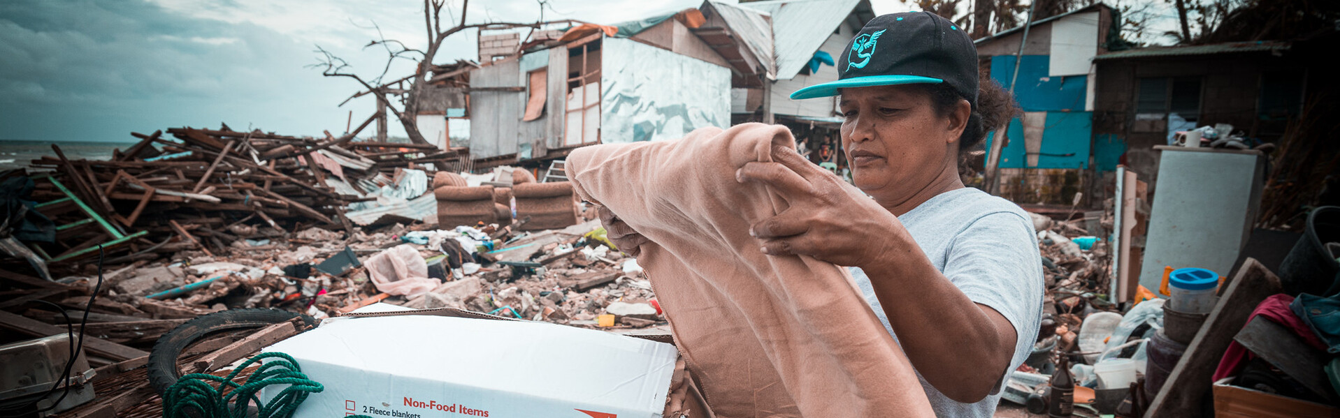 Leah hat nach einem Taifun auf den Philippinen ihr Haus und Grundstück verloren. Sie erhält von World Vision ein Hilfspaket Leah hat nach einem Taifun auf den Philippinen ihr Haus und Grundstück verloren. Sie erhält von World Vision ein Hilfspaket