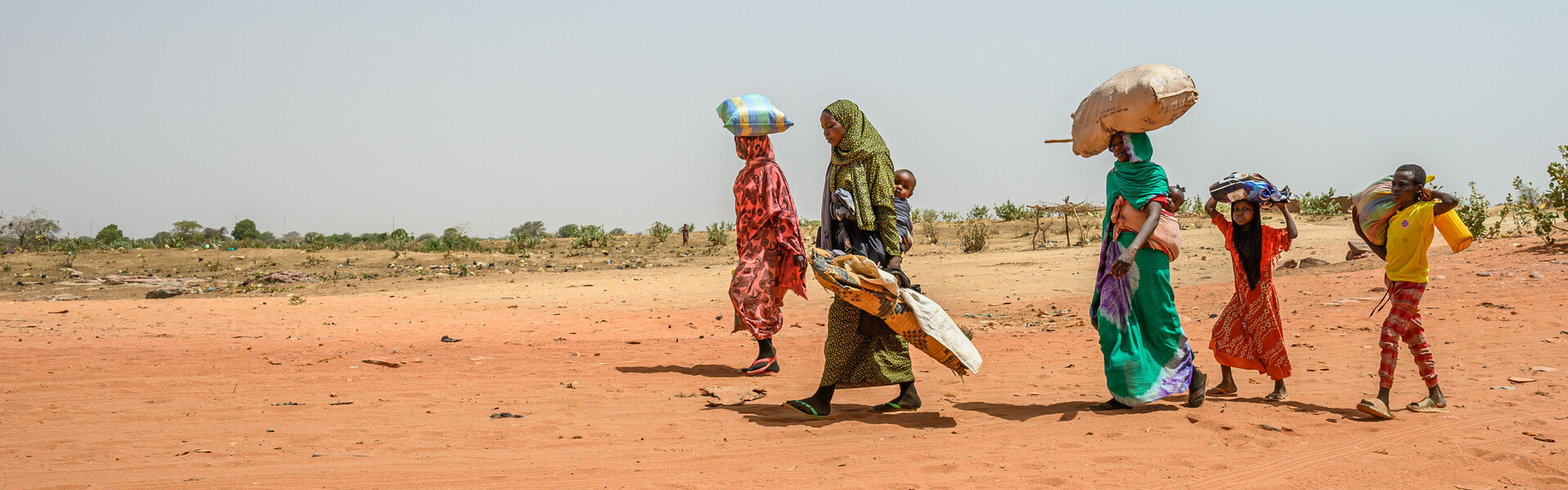 Menschen fliehen aus dem Sudan in den Tschad Menschen fliehen aus dem Sudan in den Tschad