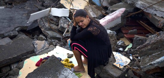 Ein Mädchen sitzt in Trümmern nachdem Hurrikan Matthew über Haiti und Kuba hinweg gefegt ist Ein Mädchen sitzt in Trümmern nachdem Hurrikan Matthew über Haiti und Kuba hinweg gefegt ist ©AP