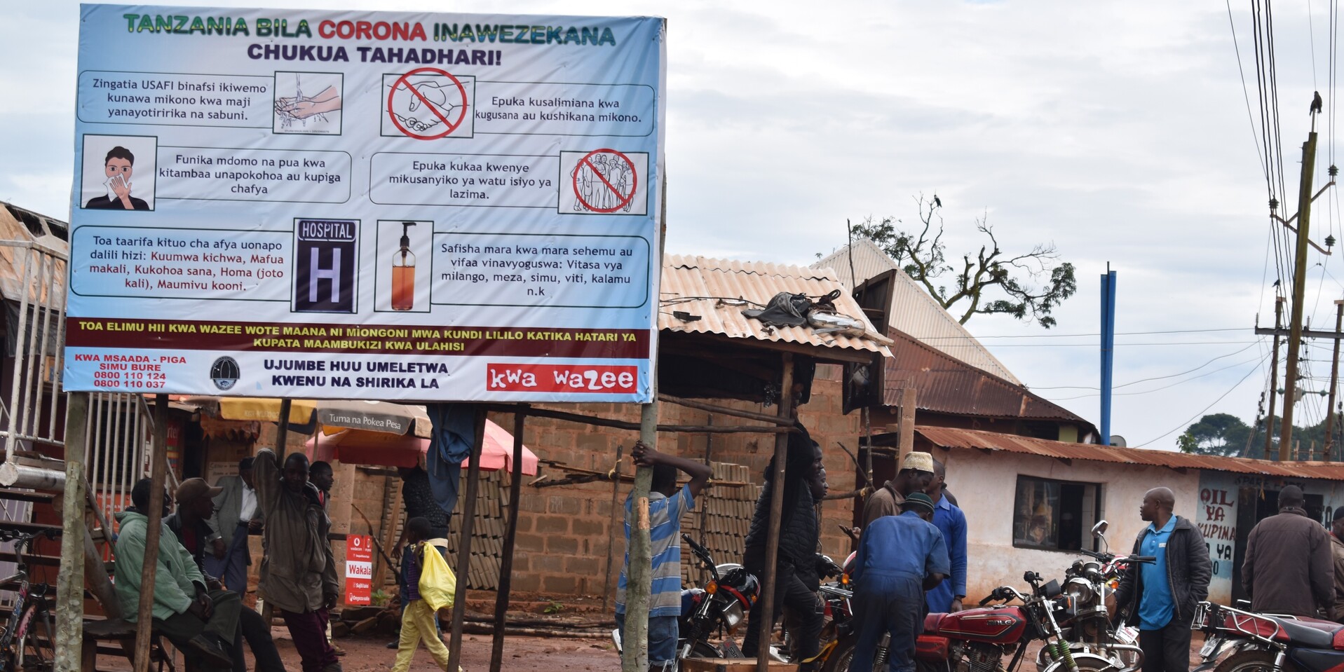 Auf einem Plakat in Tansania stehen die Corona-Hygieneregeln Auf einem Plakat in Tansania stehen die Corona-Hygieneregeln