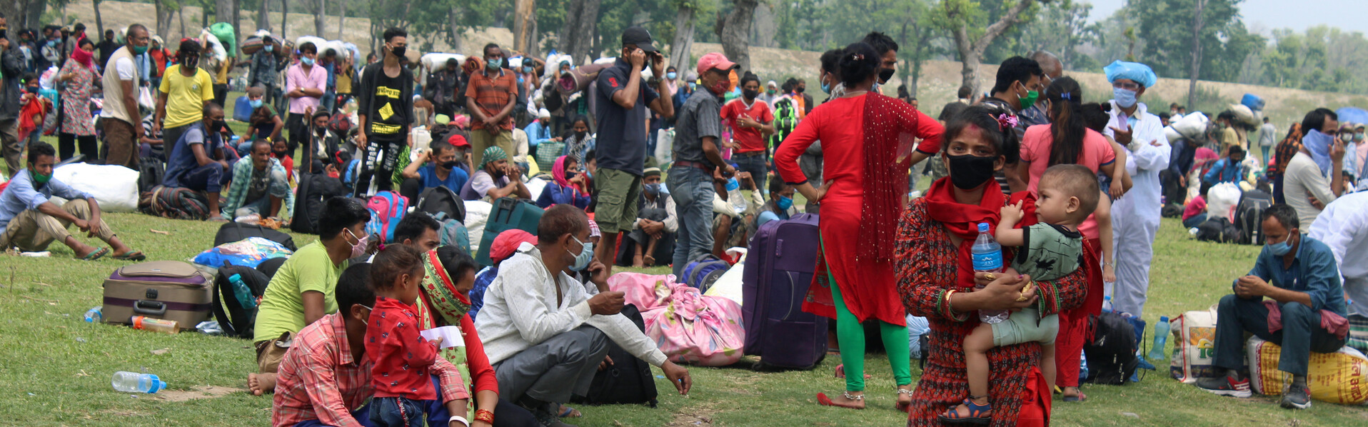 An der indisch-nepalesischen Grenze warten zahlreiche Wanderarbeiter, die durch die Corona-Krise ihre Jobs verloren haben An der indisch-nepalesischen Grenze warten zahlreiche Wanderarbeiter, die durch die Corona-Krise ihre Jobs verloren haben