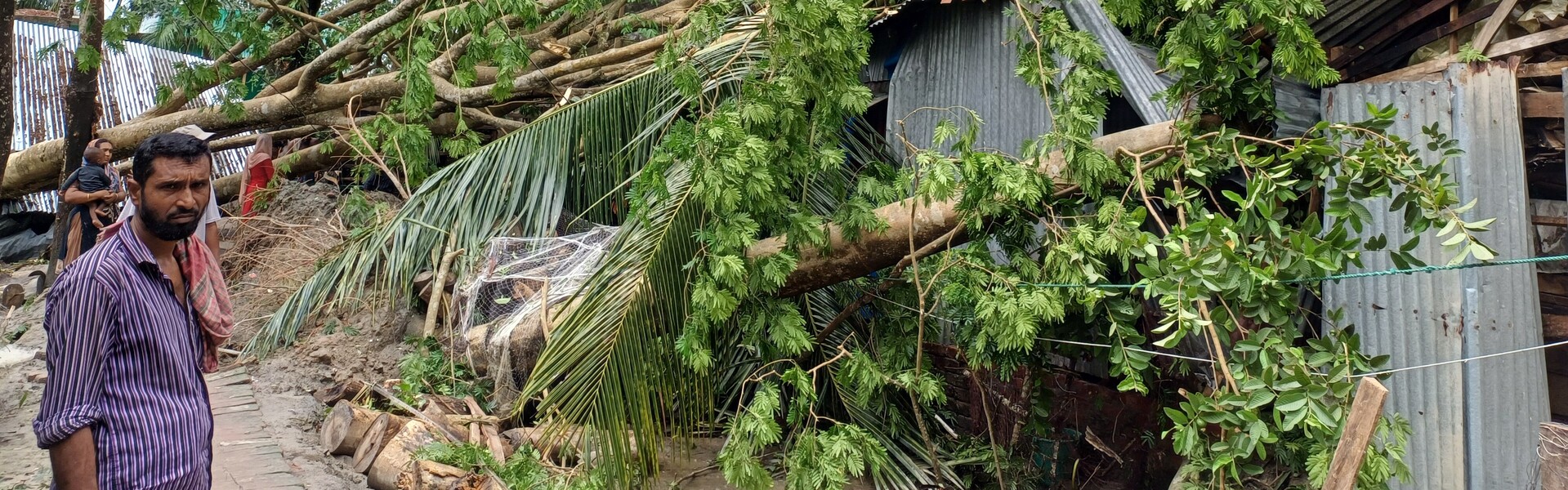 Mann in Bangladesch nach Zerstörung durch Zyklon Remal Mann in Bangladesch nach Zerstörung durch Zyklon Remal