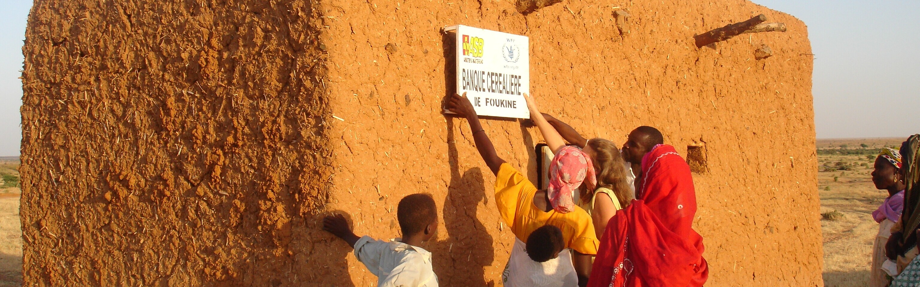 In manchen Jahren sind die Ernten üppiger als in anderen. In Saatgutbanken kann man das Getreide für die nächste Dürreperiode lagern. In manchen Jahren sind die Ernten üppiger als in anderen. In Saatgutbanken kann man das Getreide für die nächste Dürreperiode lagern.