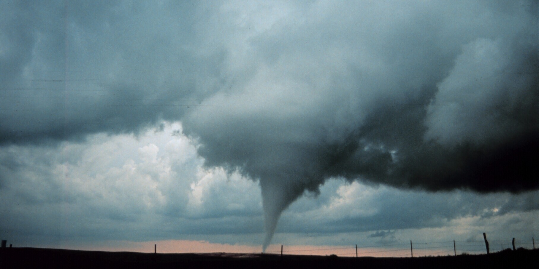 Ein Tornado ist eine rotierende Luftsäule mit Bodenkontakt, deren Auswirkungen verheerend sein können Ein Tornado ist eine rotierende Luftsäule mit Bodenkontakt, deren Auswirkungen verheerend sein können