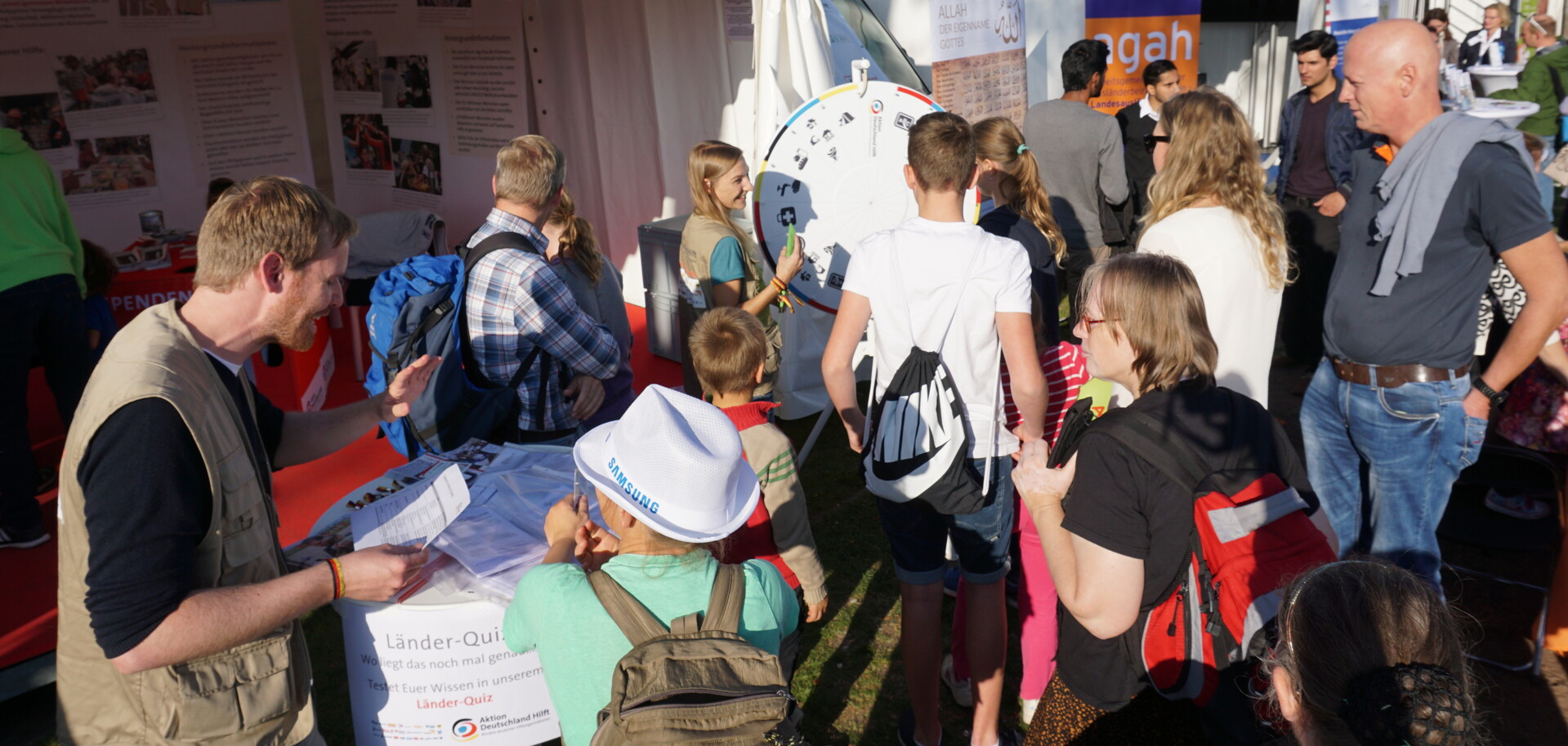 Ehrenamtlicher Helfer bei einer Veranstaltung Ehrenamtlicher Helfer bei einer Veranstaltung.