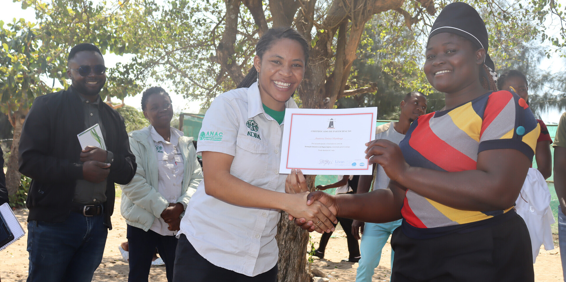 Projektleiterin Anifa (links) übergibt ein Zertifikat an Teilnehmerin des Hilfsprojektes in Mosambik Projektleiterin Anifa (links) übergibt ein Zertifikat an Teilnehmerin des Hilfsprojektes in Mosambik