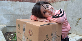 Mädchen in Syrien mit Hilfspaket Mädchen in Syrien mit Hilfspaket