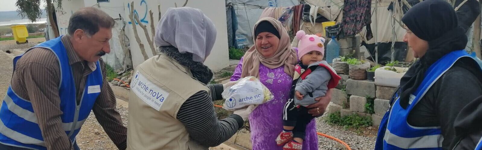 Zum Schutz vor Corona: Eine Frau und ihr Baby erhalten im Irak ein Hygieneset Zum Schutz vor Corona: Eine Frau und ihr Baby erhalten im Irak ein Hygieneset