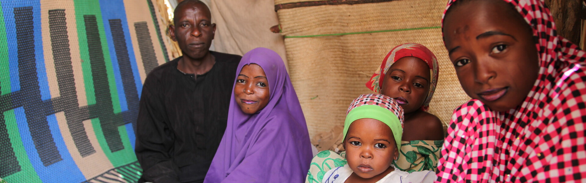 Menschen in einer Flüchtlingsunterkunft in Niger Menschen in einer Flüchtlingsunterkunft in Niger