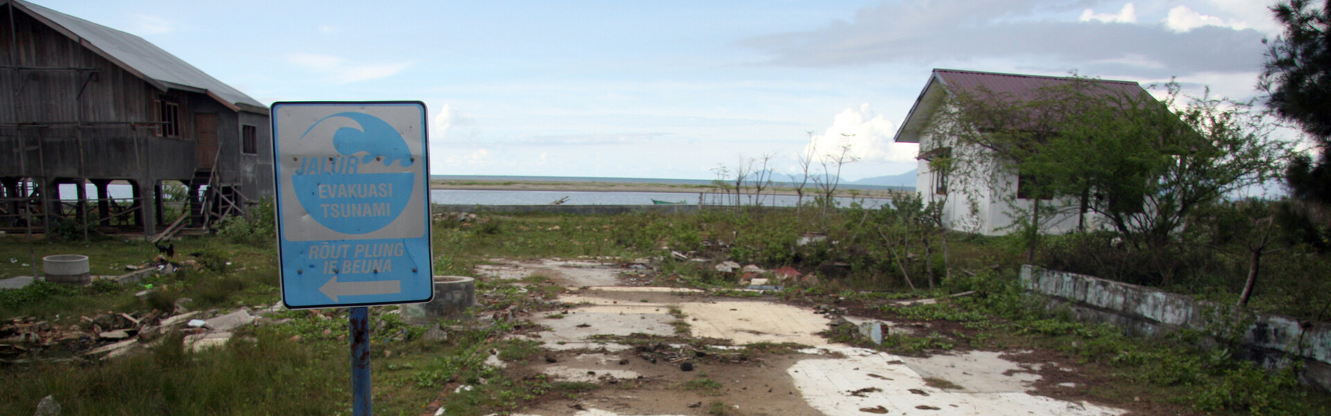 An gefährdeten Küsten werden Schilder aufgestellt, damit die Menschen im Notfall wissen, wohin sie vor einem herannahenden Tsunami fliehen können. An gefährdeten Küsten werden Schilder aufgestellt, damit die Menschen im Notfall wissen, wohin sie vor einem herannahenden Tsunami fliehen können.