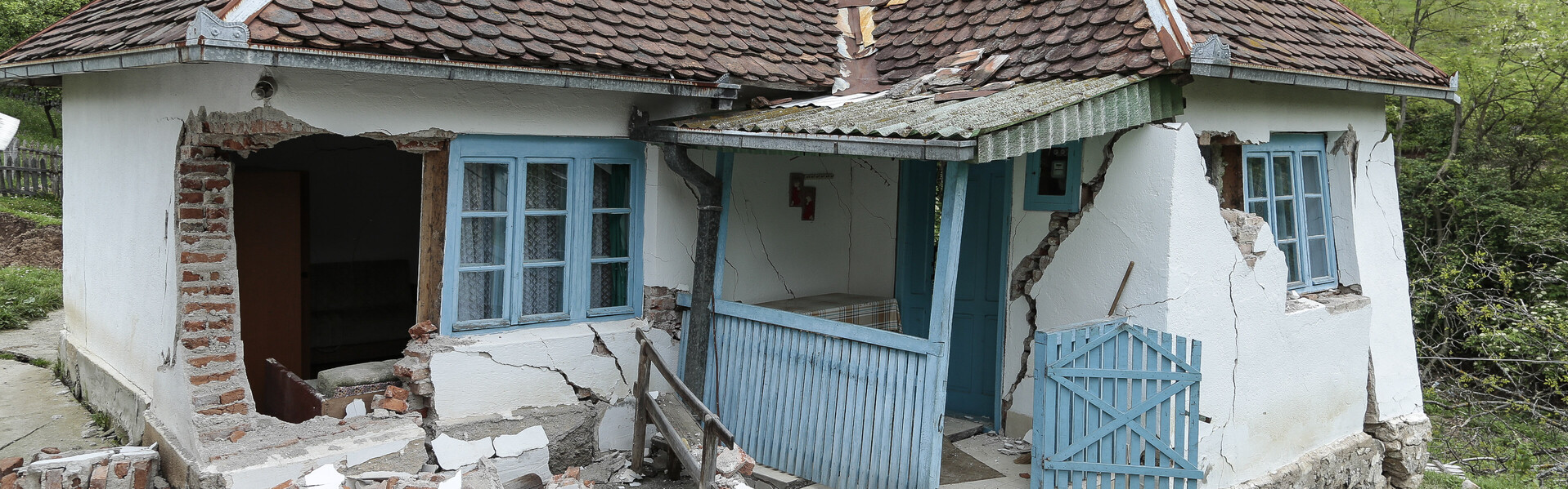 Ein Haus ist nach einem Erdbeben zerstört. Ein Haus ist nach einem Erdbeben zerstört.