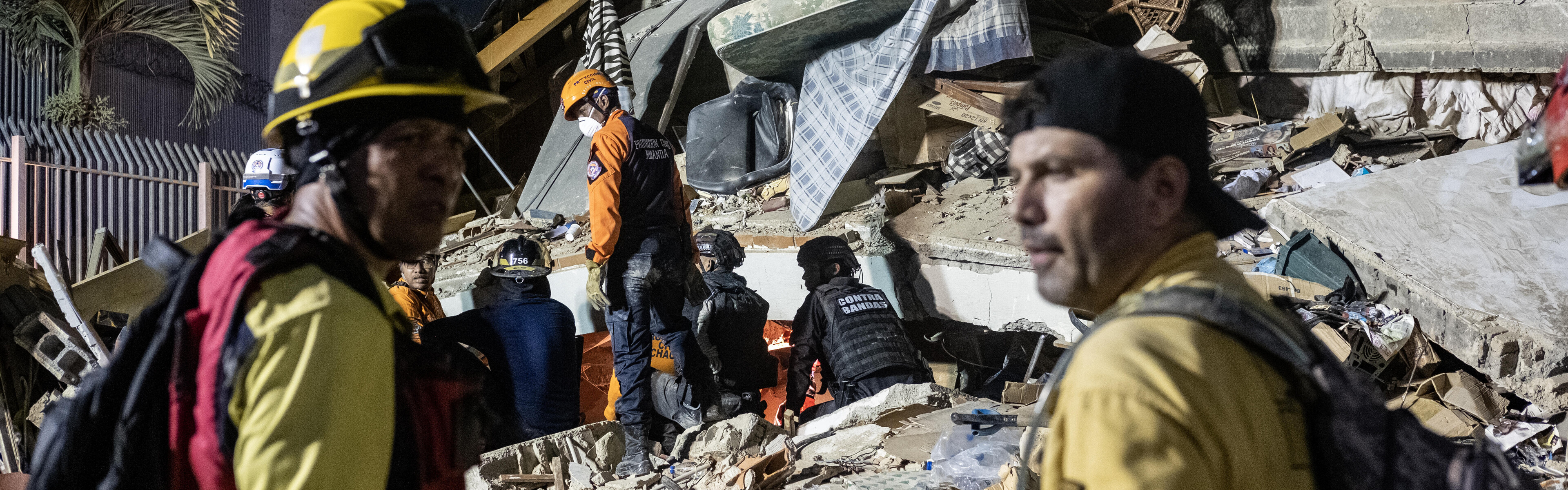 Zwei Feuerwehrmänner im Einsatz nach dem Erdbeben in Venezuela Zwei Feuerwehrmänner im Einsatz nach dem Erdbeben in Venezuela