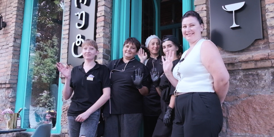 Alina Bolbat mit ihrem Team vor dem Restaurant in Georgien Alina Bolbat mit ihrem Team vor dem Restaurant in Georgien