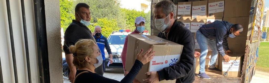 Eine Frau im Libanon nimmt Hilfsgüter von den Johannitern entgegen Eine Frau im Libanon nimmt Hilfsgüter von den Johannitern entgegen