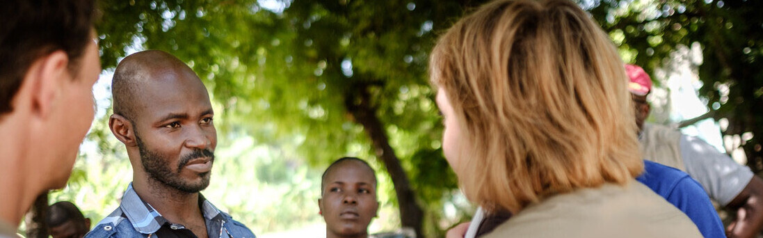 Mitarbeiter von Aktion Deutschland Hilft sprechen mit Bewohnern auf Haiti Mitarbeiter von Aktion Deutschland Hilft sprechen mit Bewohnern auf Haiti