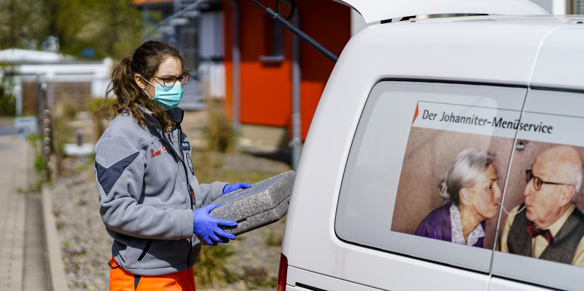 Eine Helferin des Johanniter-Menüservice liefert das Essen aus Eine Helferin des Johanniter-Menüservice liefert das Essen aus