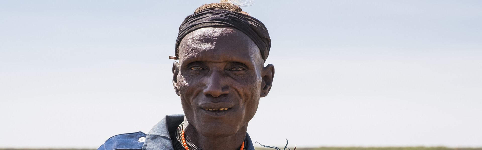 Ein Hirte aus Kenia steht vor seiner Herde. Ein Hirte aus Kenia steht vor seiner Herde.