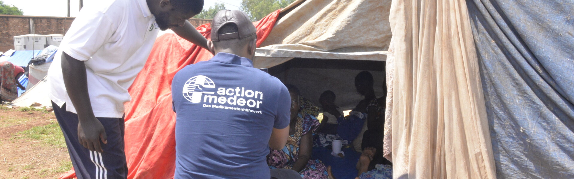 Helfer von action medeor vor Zelt in Flüchtlingscamp in Burundi Helfer von action medeor vor Zelt in Flüchtlingscamp in Burundi