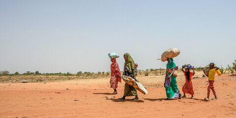Menschen aus dem Sudan auf der Flucht Menschen aus dem Sudan auf der Flucht