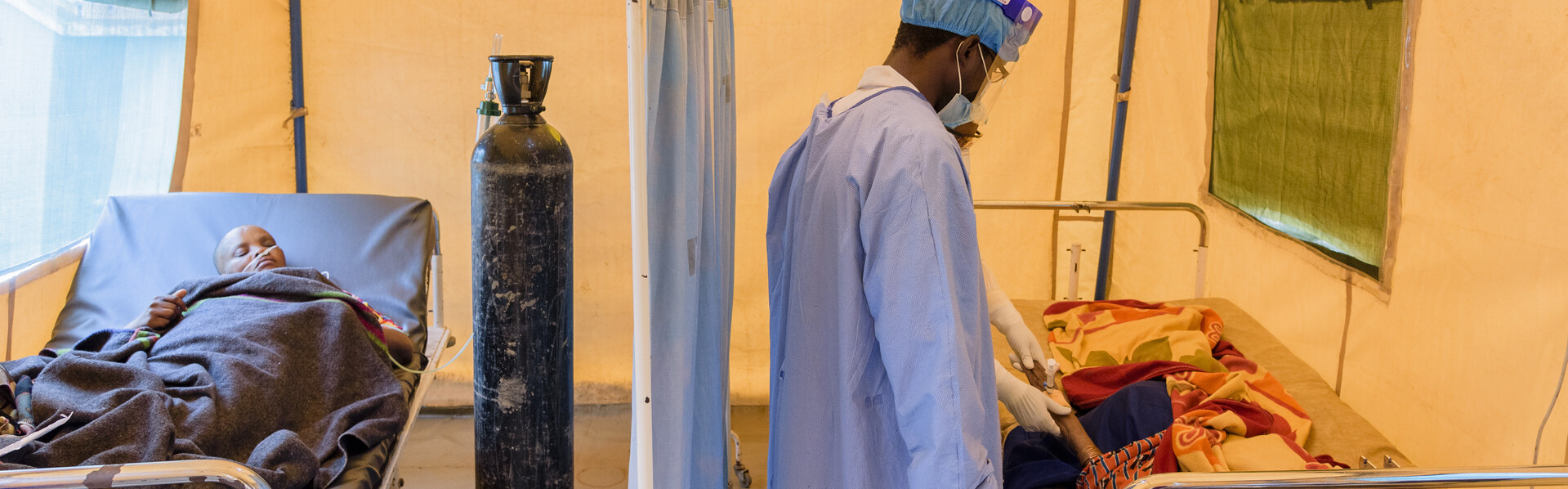 Corona-Nothilfe: Ein Arzt versorgt Patienten in Tansania Corona-Nothilfe: Ein Arzt versorgt Patienten in Tansania