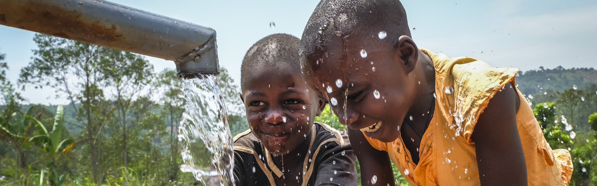 Kinder spielen mit Wasser. Kinder spielen mit Wasser.