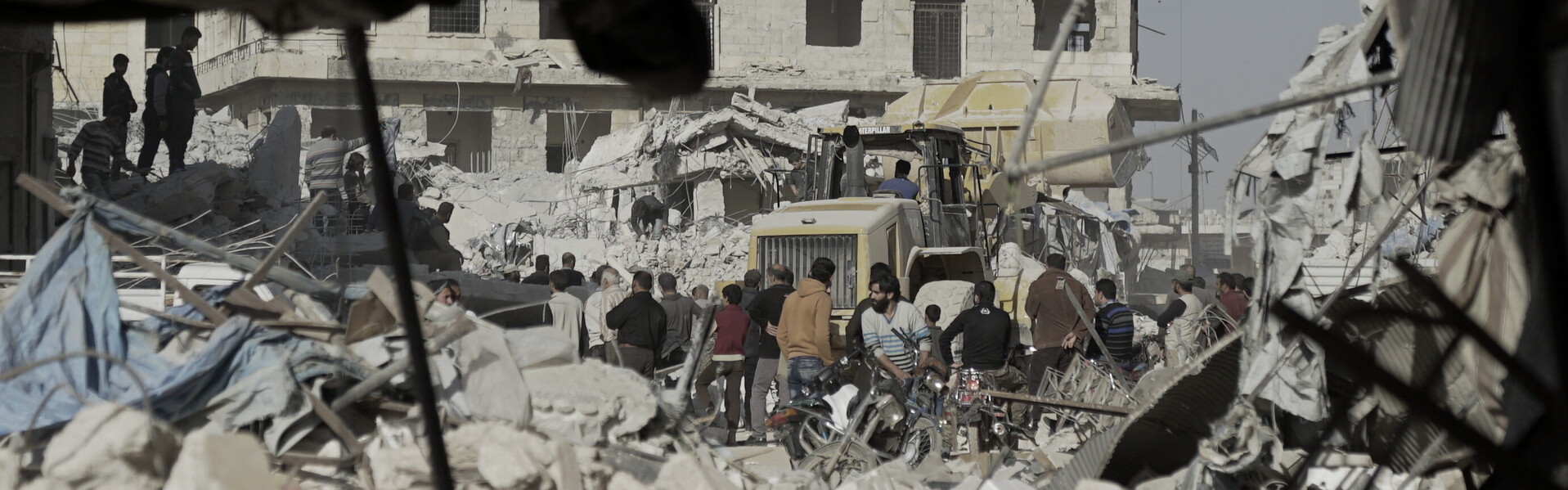 Menschen inmitten von Trümmern in Idlib, Syrien Menschen inmitten von Trümmern in Idlib, Syrien