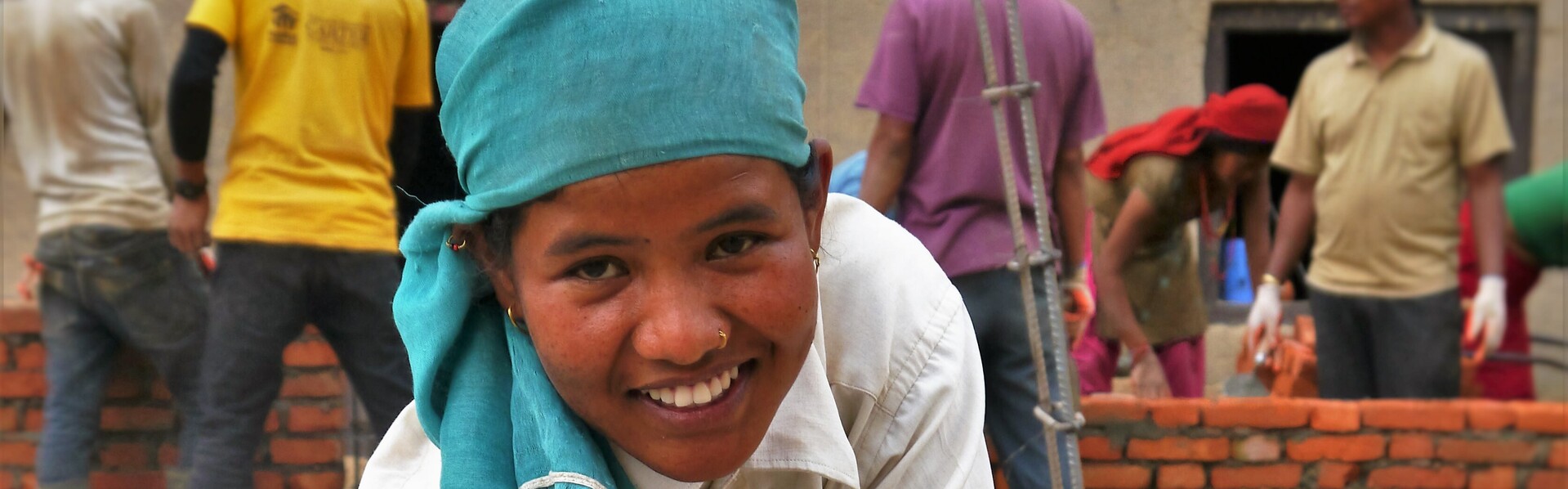 Sharada ist die erste zertifizierte Maurerin Pipaltars in Nepal Sharada ist die erste zertifizierte Maurerin Pipaltars in Nepal