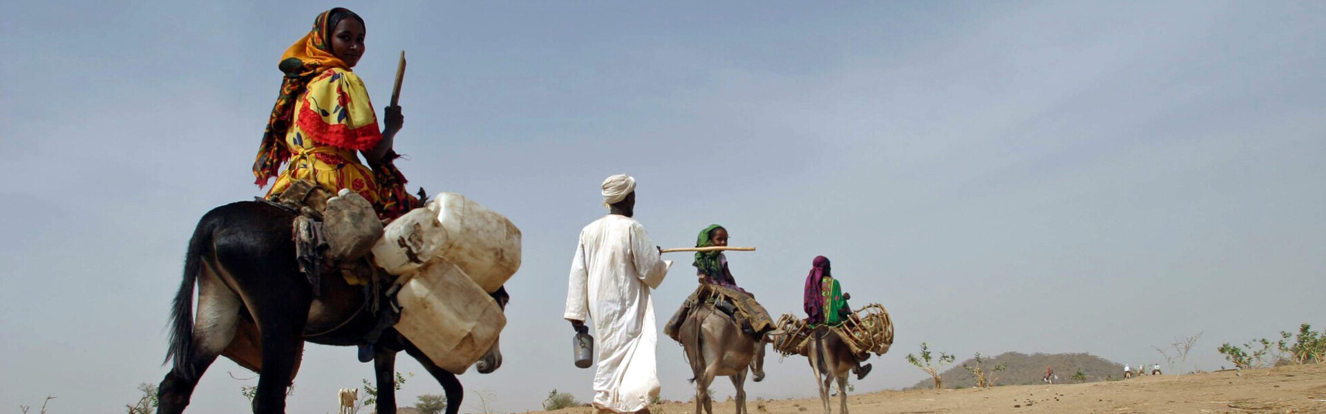 Menschen im Sudan verlassen ihre Heimat auf Eseln Menschen im Sudan verlassen ihre Heimat auf Eseln