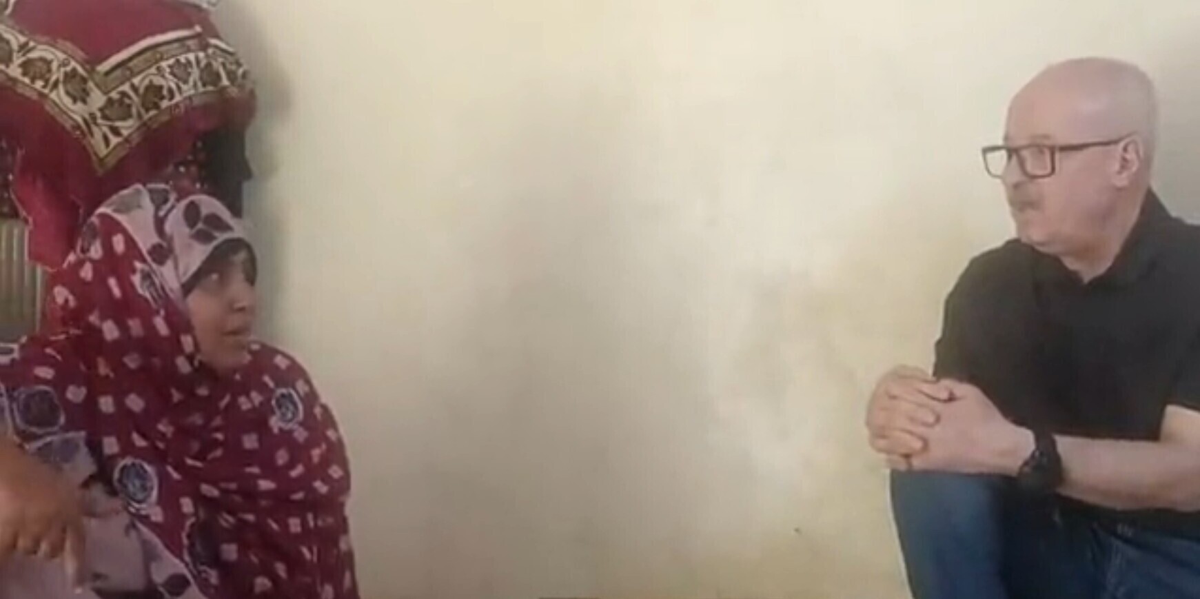 Abida erzählt einem Helfer im Jemen ihre bewegte Geschichte Abida erzählt einem Helfer im Jemen ihre bewegte Geschichte