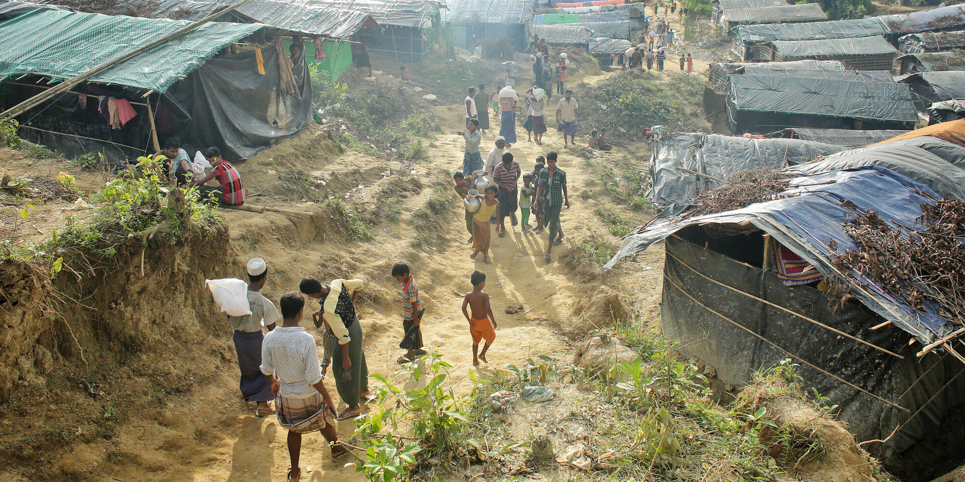 Menschen in einem Flüchtlingscamp für Rohingya in Bangladesch Menschen in einem Flüchtlingscamp für Rohingya in Bangladesch