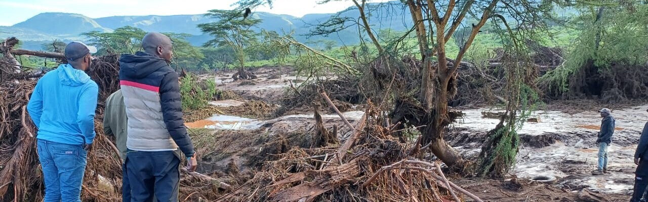 Männer stehen in Kenia im Flutgebiet Männer stehen in Kenia im Flutgebiet