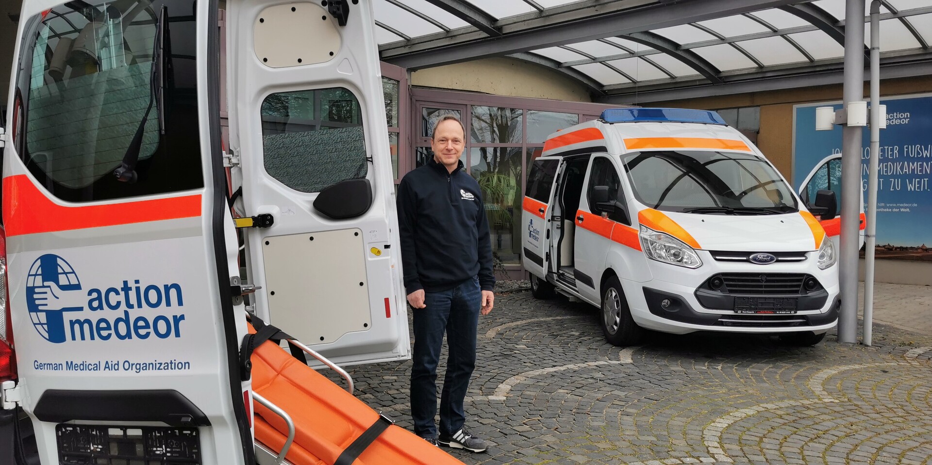 Christoph Bonsmann, Vorstand von action medeor steht vor einem Krankenwagen, der in die Ukraine geliefert werden soll Christoph Bonsmann, Vorstand von action medeor steht vor einem Krankenwagen, der in die Ukraine geliefert werden soll