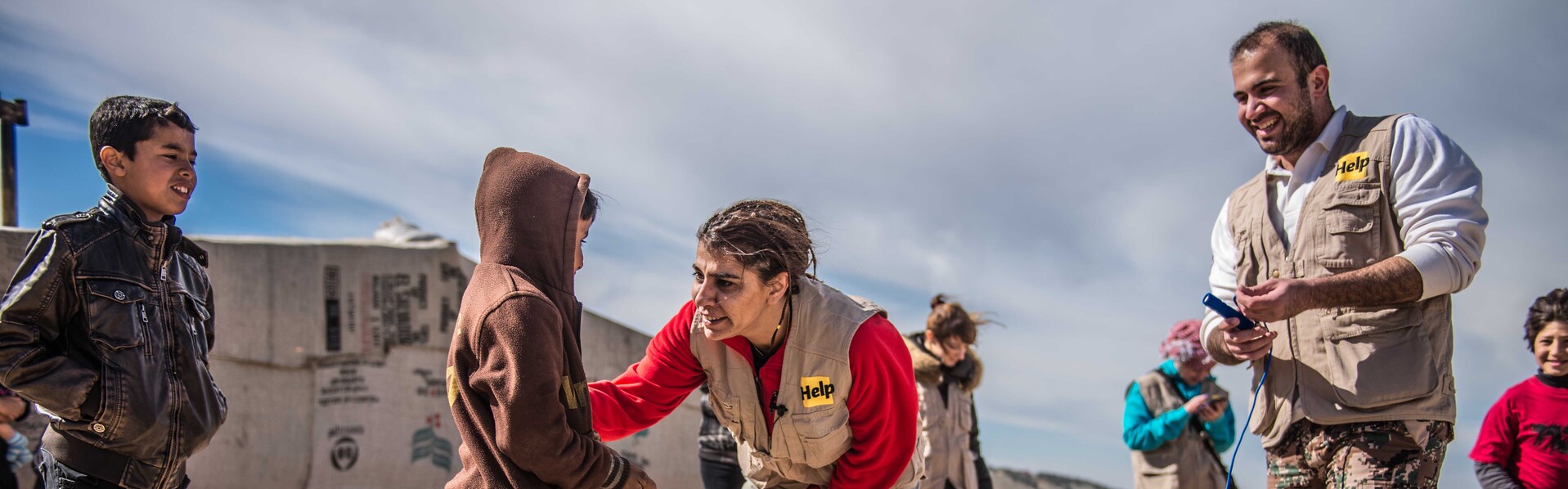 Helfende der Organisation Help - Hilfe zur Selbsthilfe betreuen geflüchtete syrische Familien in Grenzgebieten wie Jordanien Helfende der Organisation Help - Hilfe zur Selbsthilfe betreuen geflüchtete syrische Familien in Grenzgebieten wie Jordanien