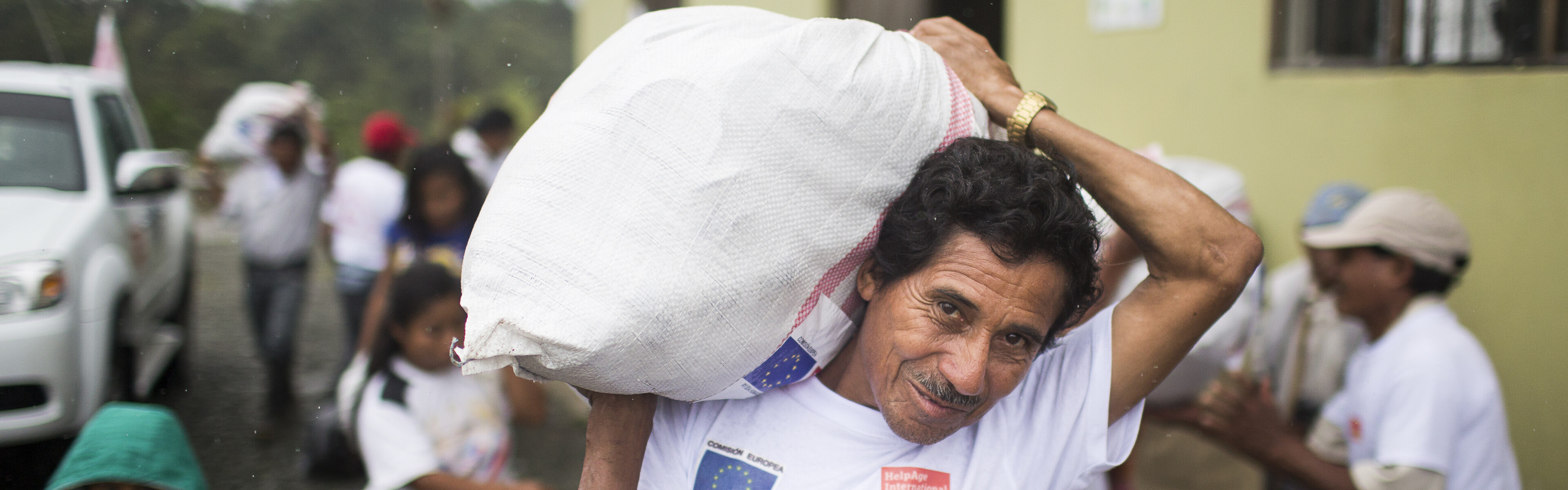 Helfer trägt Sack © HelpAge/Jonas Wresch Helfer trägt Sack © HelpAge/Jonas Wresch